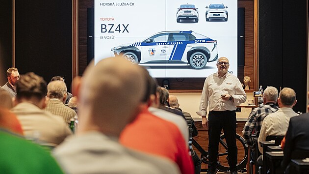 Horsk� slu�ba z�sk� do dlouhodob� z�p�j�ky osm elektrovoz� Toyota bZ4X. Na sn�mku je gener�ln� �editel Toyota a Lexus �R Martin Pele�ka. (3. �nora 2026)