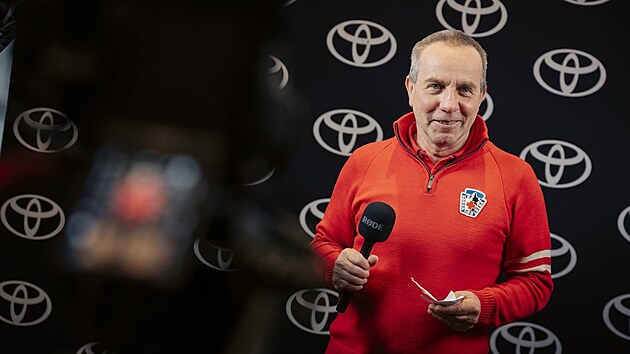 Horsk� slu�ba z�sk� do dlouhodob� z�p�j�ky osm elektrovoz� Toyota bZ4X. Na sn�mku n��eln�k a �editel Horsk� slu�by �R Ren� Ma��n.