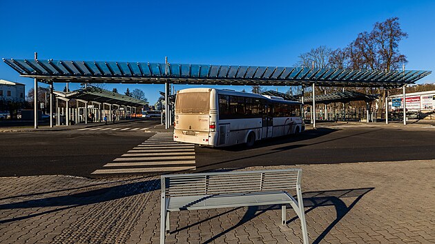 Trutnov chce autobusov� n�dra�� p�est�hovat k vlakov�mu n�dra��, uva�uje o architektonick� sout�i. (28. prosince 2025)