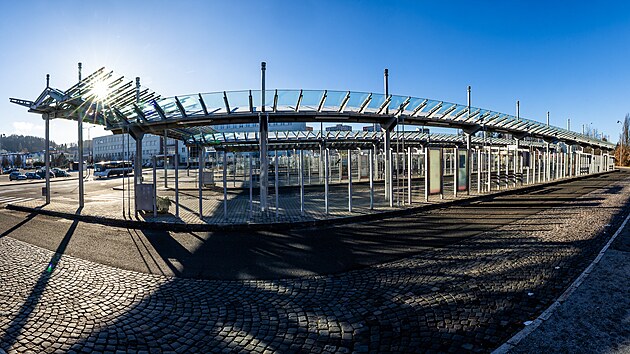 Trutnov chce autobusov� n�dra�� p�est�hovat k vlakov�mu n�dra��, uva�uje o architektonick� sout�i. (28. prosince 2025)