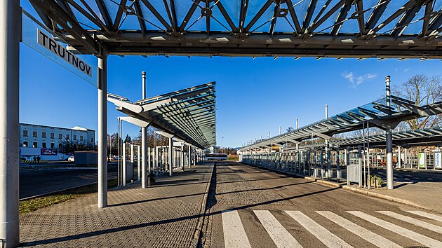 Trutnov chce autobusov� n�dra�� p�est�hovat k vlakov�mu n�dra��, uva�uje o architektonick� sout�i. (28. prosince 2025)