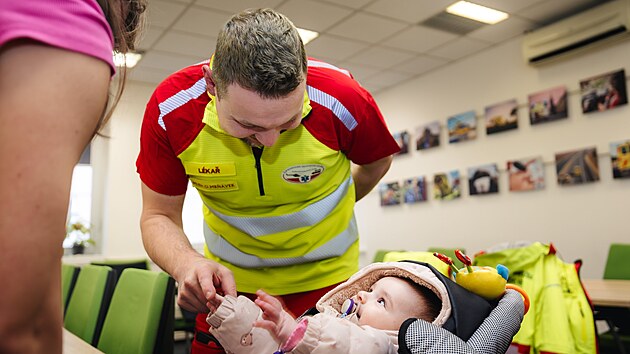 Sedmim�s��n� Lucie na n�v�t�v� mezi zdravotnick�mi z�chran��i