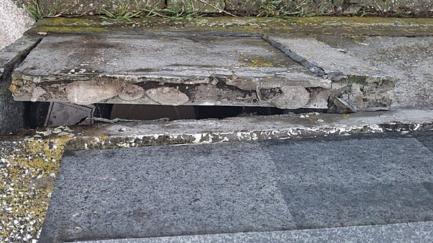 Po�kozen� hrob v ��buzi