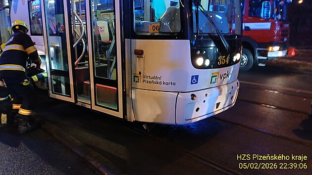 V plze�sk�ch Slovanech se ve �tvrtek v noci st�etla tramvaj s chodkyn�. �ena skon�ila pod soupravou. (5. �nora 2026)