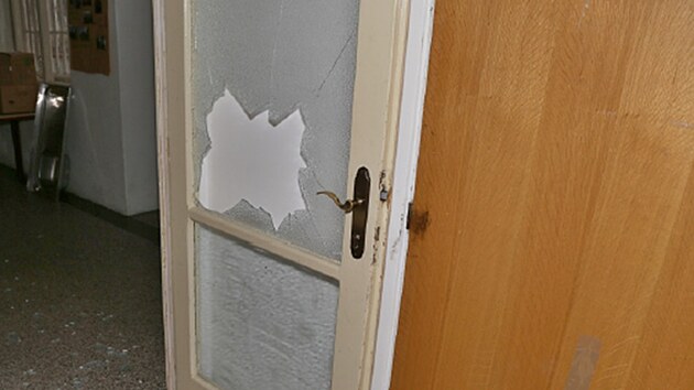 Zlod�j ��dil v plze�sk�m kostele, prohledal ho, ukradl pen�ze, nakonec i ovlada�, se kter�m omylem zapnul zvon. T�m na sebe upozornil.