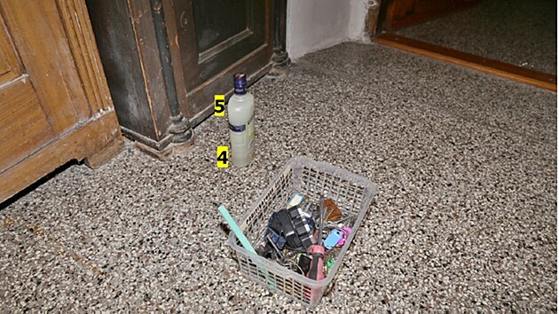 Zlod�j ��dil v plze�sk�m kostele, prohledal ho, ukradl pen�ze, nakonec i ovlada�, se kter�m omylem zapnul zvon. T�m na sebe upozornil.