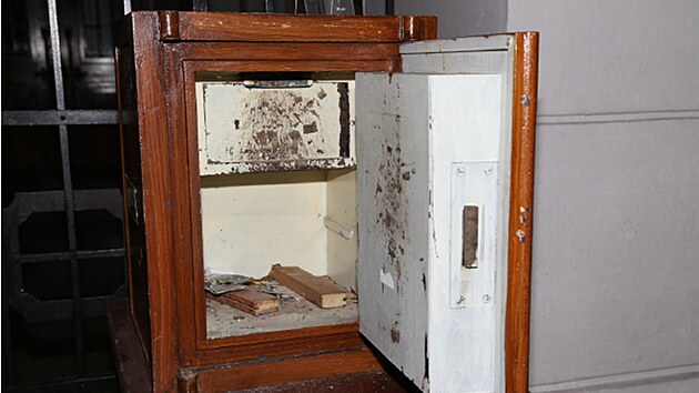 Zlod�j ��dil v plze�sk�m kostele, prohledal ho, ukradl pen�ze, nakonec i ovlada�, se kter�m omylem zapnul zvon. T�m na sebe upozornil.