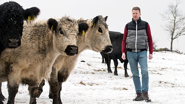 Farma rodiny Ter�ov�ch ve �t�novick�m Borku u Plzn�, kde chovaj� kr�vy plemene Galloway, z�skala ocen�n� asociace soukrom�ch zem�d�lc�. Na sn�mku Jind�ich Ter�, u�itel a farm��. (28. ledna 2026)