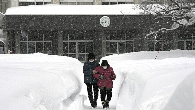 V Japonsku se konaj� p�ed�asn� volby, jejich pr�b�h komplikuje sn�hov� nad�lka. (8. �nora 2026)