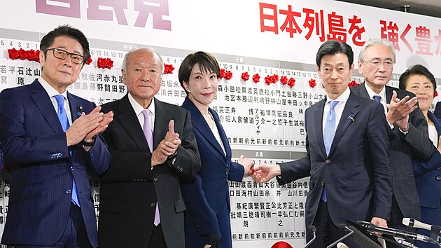 Sanae Takai�iov�, japonsk� premi�rka a p�edsedkyn� vl�dn� Liber�ln� demokratick� strany (LDP), s dal��mi z�konod�rci p�ipev�uje odznaky s jm�ny kandid�t�, kte�� zv�t�zili ve volb�ch. (8. �nora 2026)