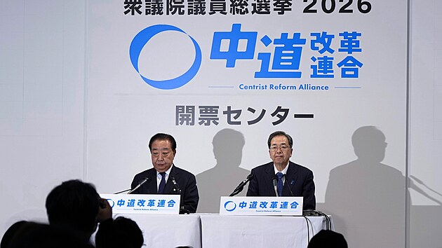 Yo�ihiko Noda (vlevo) a Kenta Saito (vpravo), spolup�edsedov� nov� vznikl� japonsk� politick� strany St�edov� reformn� aliance, na tiskov� konferenci (8. �nora 2026)