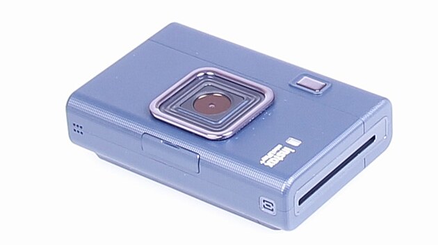 Bok p��stroje Fujifilm instax mini LiPlay+ nab�z� reproduktor a pod krytem zd��ku pro microSD kartu a USB-C konektor.