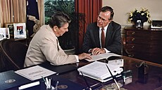 Americký prezident Ronald Reagan s viceprezidentem Georgem H.W. Bushem (20....