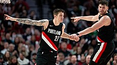 Vít Krej�í a Donovan Clingan (vpravo) z Portlandu se domlouvají na taktice.