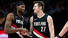 Jerami Grant (vlevo) a Vít Krej�í po výh�e Portlandu nad Memphisem.