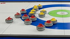 P�ípravy p�ed zahájením turnaj� na Olympijském curlingovém stadionu v Cortin�.