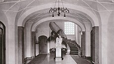 Vstupní hala vily se sochou od Antonia Tantardiniho. Snímek pochází asi z 20....