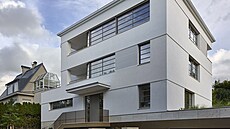 Stavba svým �e�ením respektuje danou vilovou �tvr�.