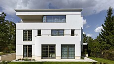 Vila má t�i nadzemní a jedno podzemní podla�í.