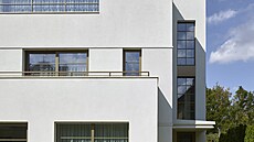 Velkorysé prosklené plochy a prostorové tvarování lod�ií odleh�uje hmotnost...