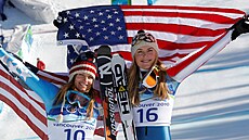 Lindsey Vonnová (vpravo) slaví olympijské zlato ve Vancouveru 2010.