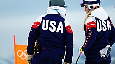 Lindsey Vonnová p�i inspekci trat� p�ed tréninkem na olympijský sjezd. (6....