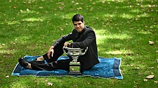 Carlos Alcaraz pózuje s trofejí pro vít�ze Australian Open den po svém triumfu...