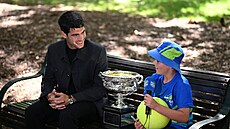 Carlos Alcaraz pózuje s trofejí pro vít�ze Australian Open den po svém triumfu...