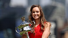 Tenistka Jelena Rybakinová pózuje v Melbourne den po svém vít�zství s trofejí...