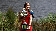 Tenistka Jelena Rybakinová pózuje v Melbourne den po svém vít�zství s trofejí...