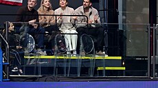 Tenista Novak Djokovi� s man�elkou sledují krasobruslení na olympijských hrách....