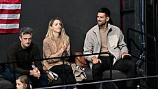 Tenista Novak Djokovi� s man�elkou sledují krasobruslení na olympijských hrách....