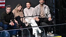 Tenista Novak Djokovi� s man�elkou sledují krasobruslení na olympijských hrách....