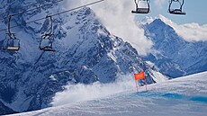 Pád Lindsey Vonnové na trati olympijského sjezdu v Cortin�. (8. února 2026)