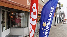 Na tomto míst� v belgickém Zingemu podala parta p�átel tiket do loterie....