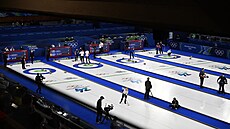 Curlingové zápasy smí�ených dvojic, napravo bojují také Julie Zelingrová a Vít...