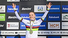 Barbora Bukovská slaví juniorské zlato na cyklokrosovém MS.