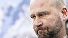 Generální mana�er hokejového týmu Ji�í �légr hovo�í s noviná�i na setkání v...