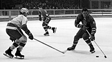 Václav Nedomanský kli�kuje v zápase s Kanadou na olympijských hrách v Grenoblu....