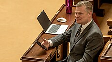 Pokra�uje mimo�ádná sch�ze Sn�movny k hlasování o ned�v��e vlád� premiéra...