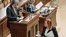 Druhým dnem pokra�uje mimo�ádná sch�ze Sn�movny k hlasování o ned�v��e vlád�...