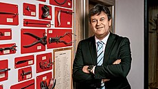 �editel ÚVN Václav Masopust p�ed vitrínou léka�ských nástroj�, je� se v...