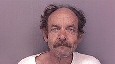 Chameleon Rasmussen. Odhalit, kým vlastn� byl, si vy�adovalo... jednu urputnou...