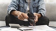 Dlouhé �ekání. Ú�ady práce nestíhají nyní �e�it �ádosti o dávky ve standardních...