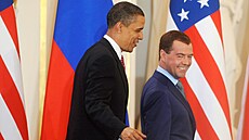 Bývalý prezident Ruska Dmitrij Medved�v (vpravo) a americký prezident Barack...