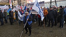 Stovky odborá�� se se�ly v Ostrav� na mítinku na podporu evropského pr�myslu....