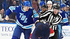 Curtis Douglas z Tampy v souboji s Nikem Mikkolou z Floridy.