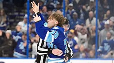 Brandon Hagel z Tampy hecuje diváky po bitce v utkání s Floridou.