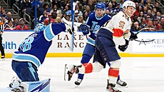 Matthew Tkachuk z Floridy reaguje po zásahu pukem p�ed brankou Tampy.