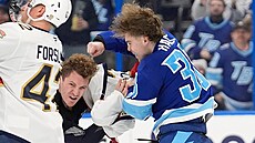 Matthew Tkachuk z Floridy (vlevo) v bitce s Brandonem Hagelem z Tampy.